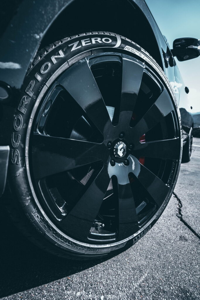 Black 2020 Range Rover on gloss black Forgiato forged wheels fitted by California Motorsports